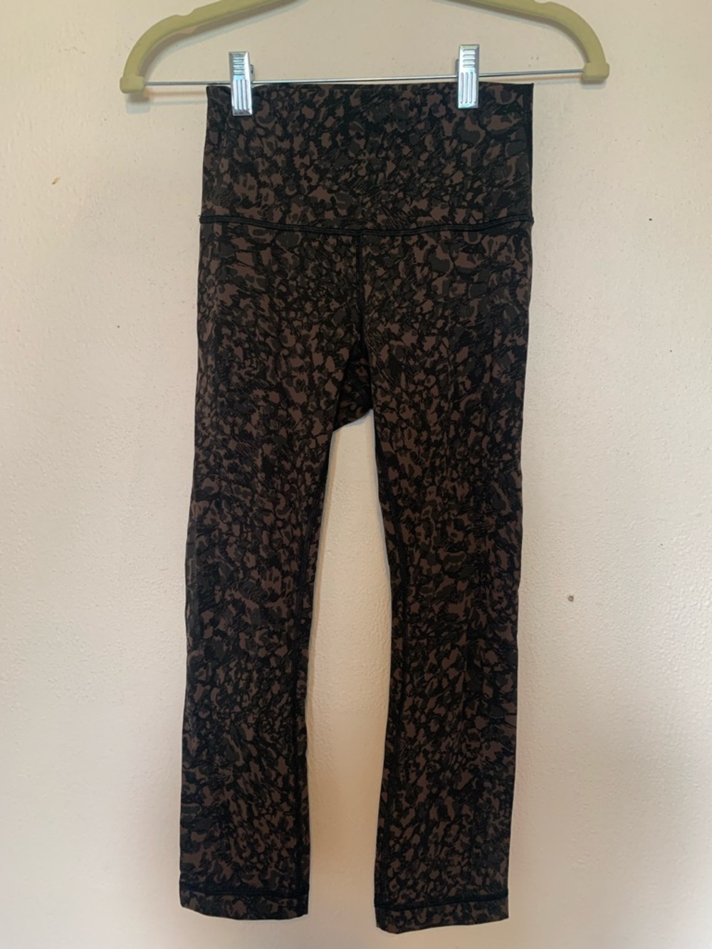 Women’s Printed Active crop Leggings in Brown and Black